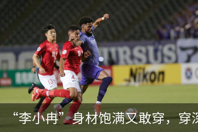“李小冉”身材饱满又敢穿，穿深V连衣裙气质惊艳，真不怕走光