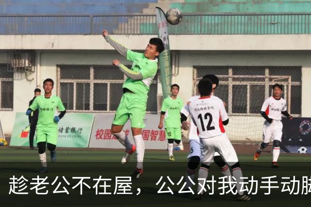 趁老公不在屋，公公对我动手动脚，还讲我比他年轻时情人好看……